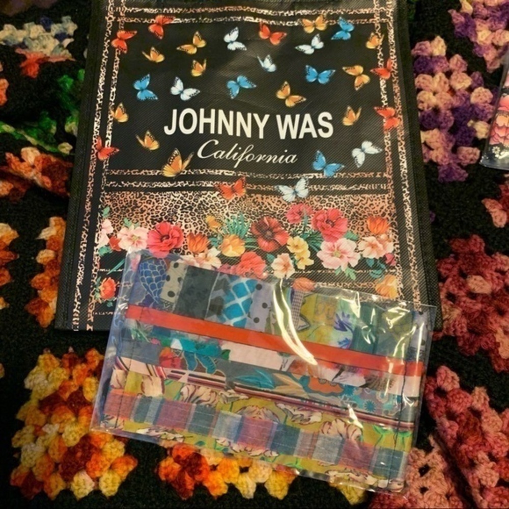 NEW Johnny Was Silk Charmeuse Face Mask
Brand new in unopened factory packaging